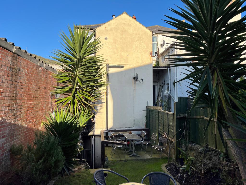Lot: 135 - FREEHOLD HIGH STREET BAR WITH FOUR-BEDROOM FLAT ABOVE - Rear Garden